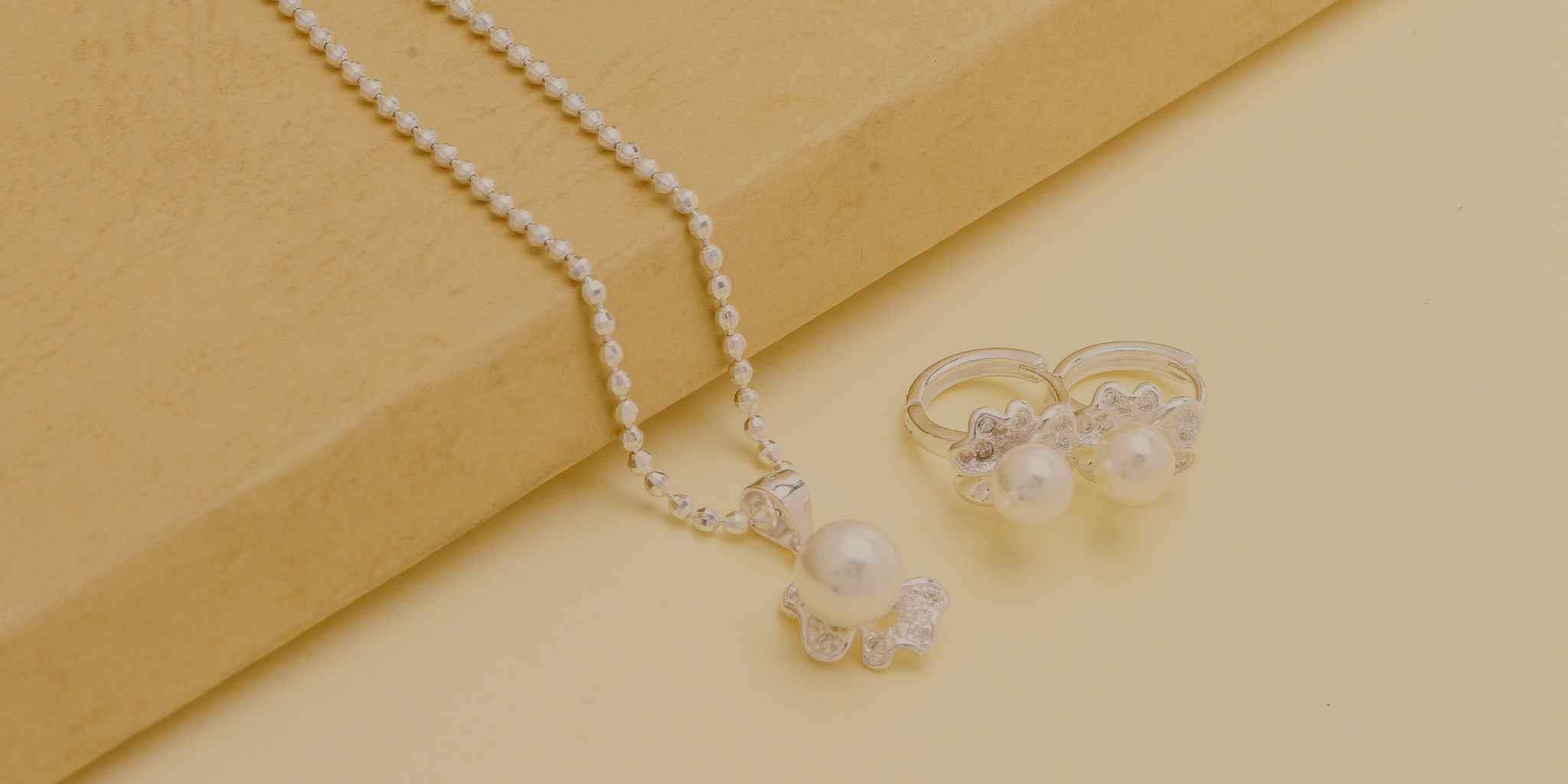 Fashion necklaces for women and men โ layered chains, pendants, chokers and minimalist styles