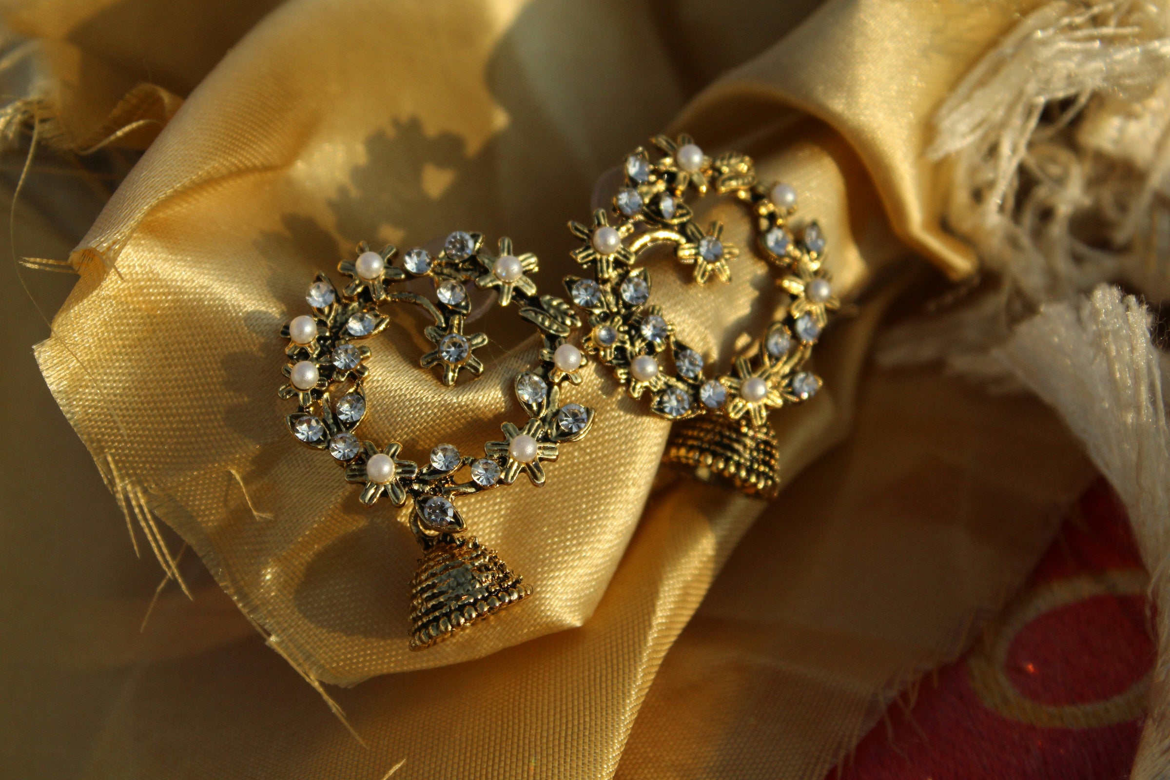 Stylish brooches for women and men โ fashion accessories for blazers, bags, and dresses