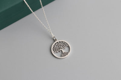 Dainty vs. Statement: Finding the Right Necklace for Your Style