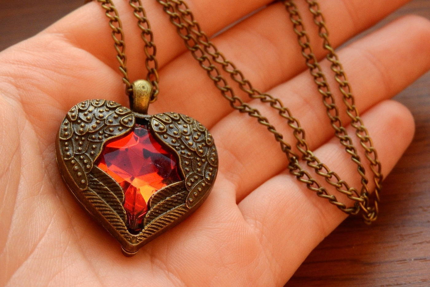 Why Are Necklaces Important in Fashion? Necklace in Modern Fashion - BROOCHITON 
