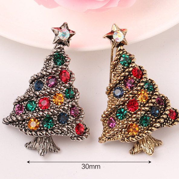 🎄 Vintage Christmas Tree Brooch – Multicolor Rhinestone Holiday Pin