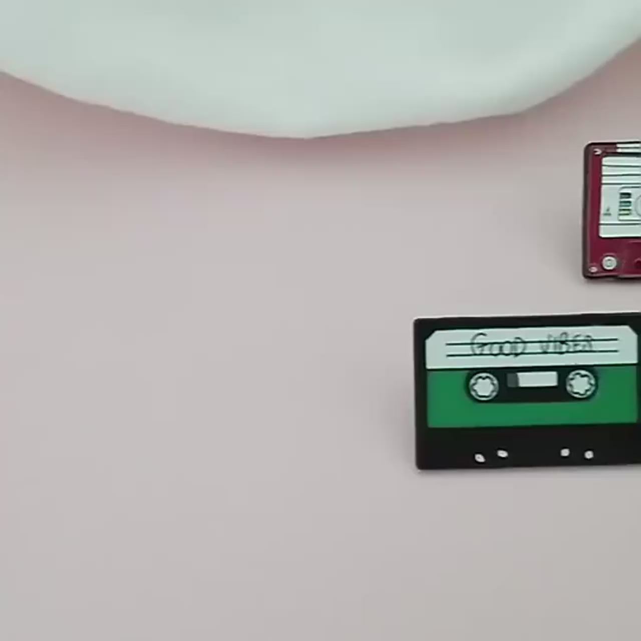🎧 Retro Cassette Tape Enamel Pins (10–30pcs)